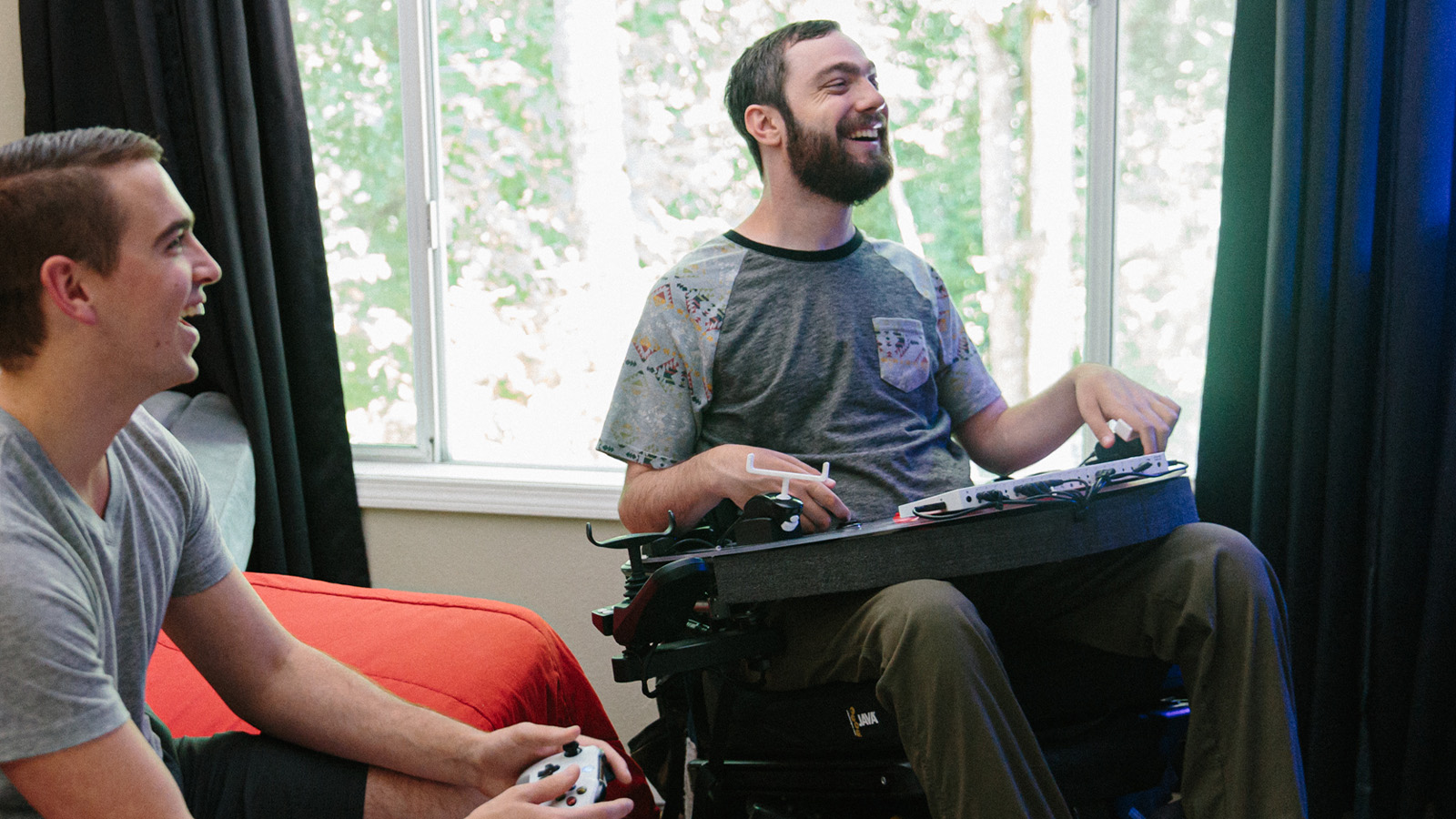 스펜서 앨런이 Xbox Adaptive Controller를 사용하여 친구와 게임을 플레이합니다.